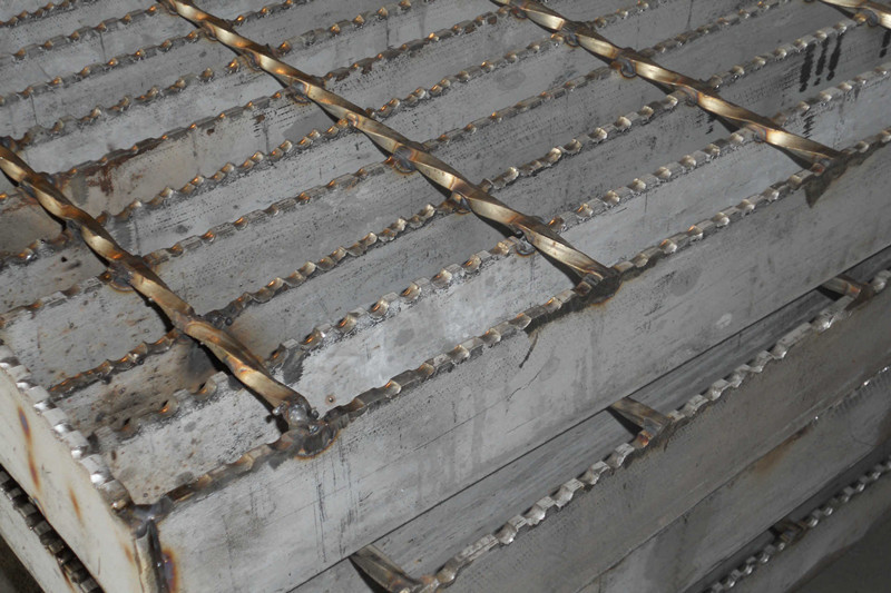 未進(jìn)行拋光處理的不銹鋼鋼格板