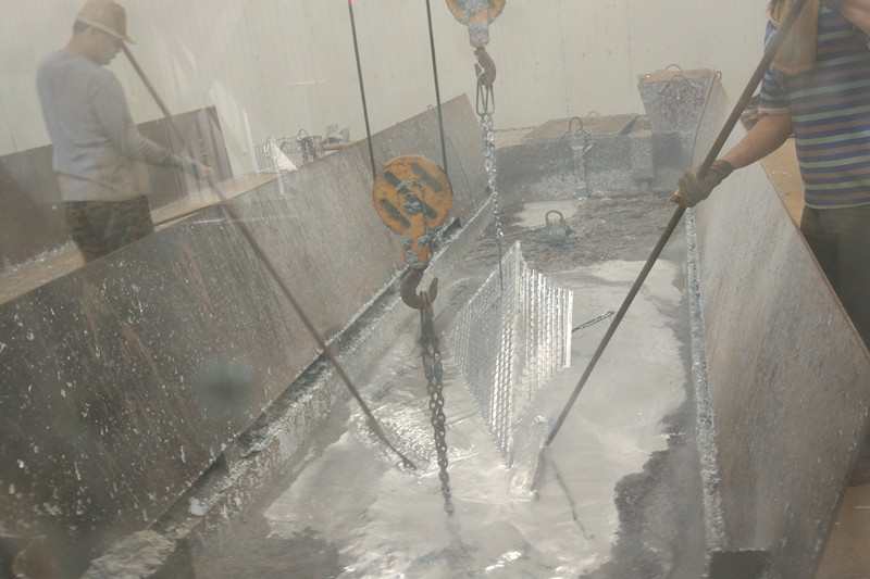 插接鋼格板正在進行熱鍍鋅