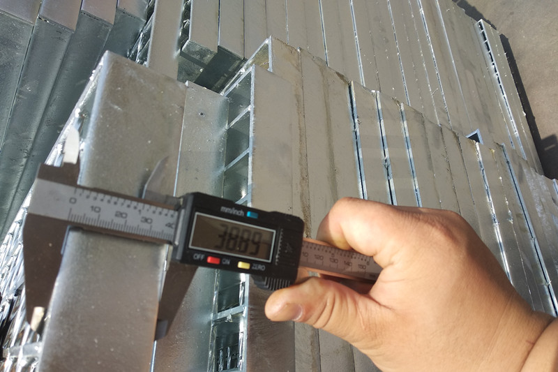 采用非標鋼格板生產的鋼格板